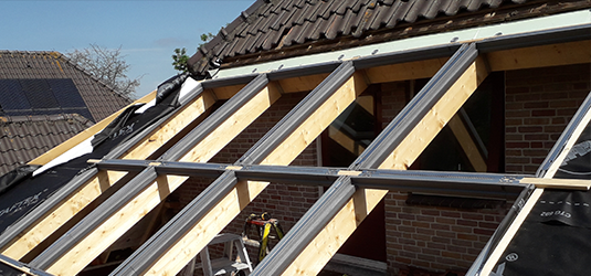 VELUX dakraam in aanbouw